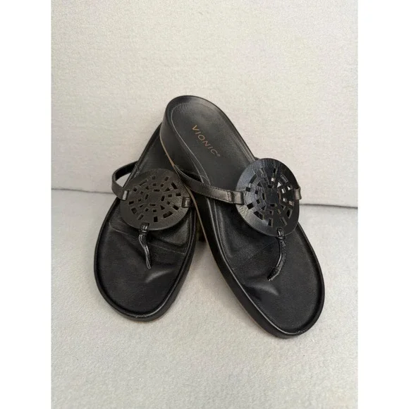 Vionic Solari Black Leather Thong Sandals Medallion Wedge Womens 9.5 JH:01-2023 - Picture 1 of 6